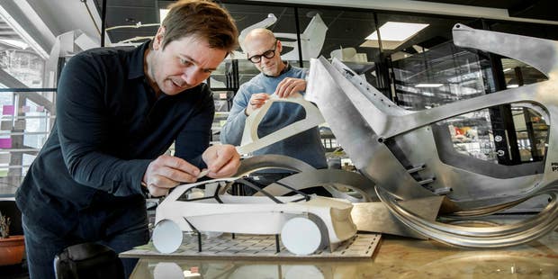 Tue Beijer och Jonas Nyvang har sedan de startade Stilride för fyra år sedan fått mycket uppmärksamhet, inte minst för deras patenterade teknik att vika stål, Stilfold. Nu riktar de in sig på bilindustrin och ska utbilda fler i deras sätt att jobba.