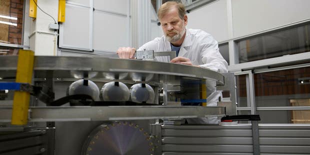 Nordens första fusionsanläggning Novatron 1 byggs på KTH i Stockholm. På bilden syns Jan Jäderberg, som grundat bolaget Novatron och uppfunnit tekniken.