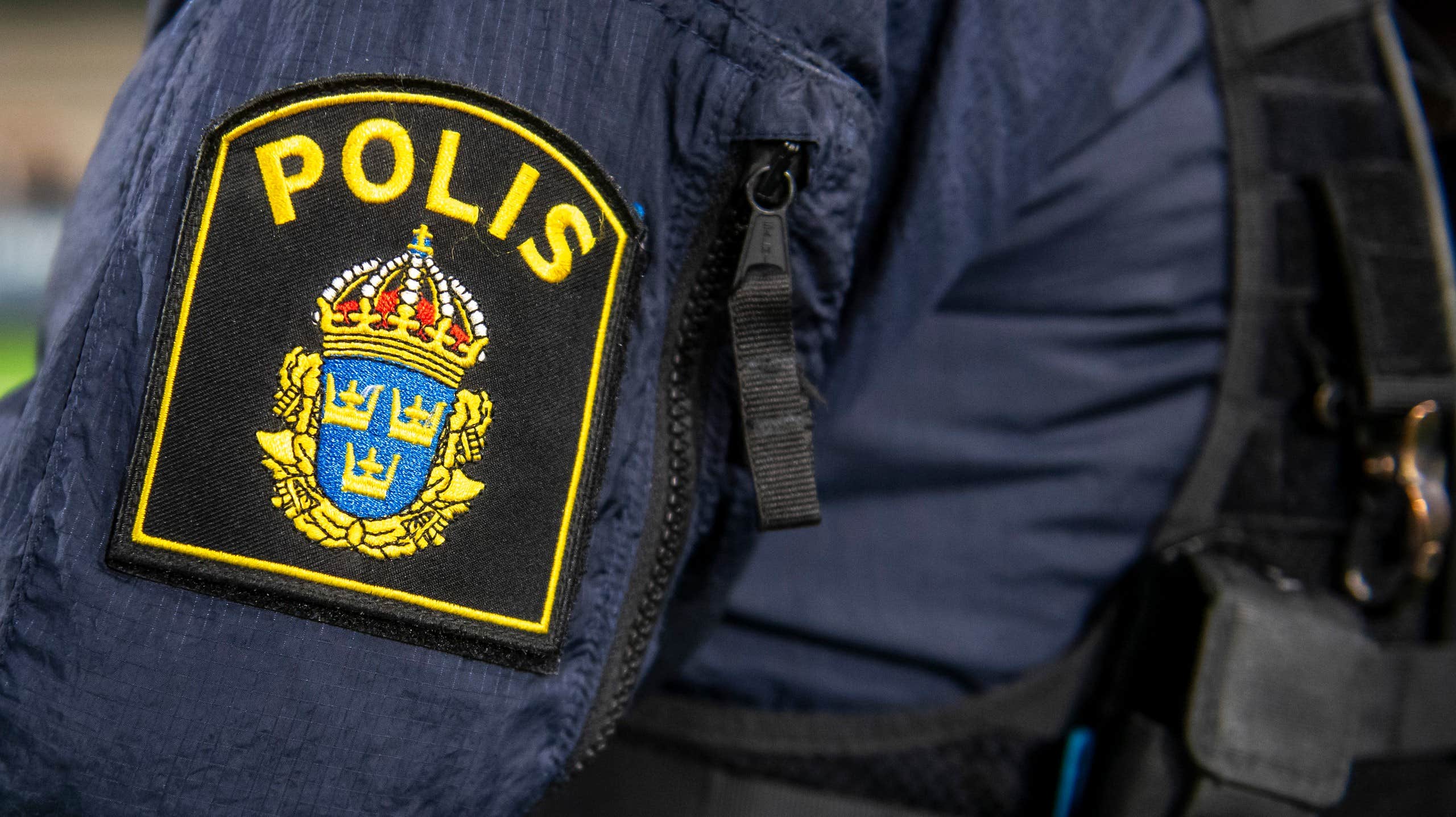 Polis umgicks med kriminell bror – får sparken