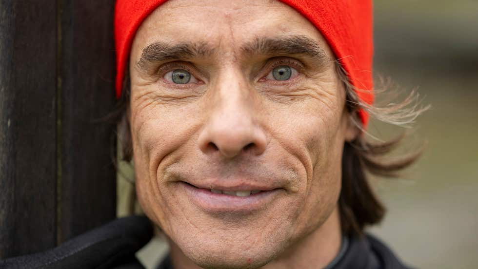 Peter Siepen har tränat hårt i 42 år. Expressens Karin Sörbring hakar på ett pass.