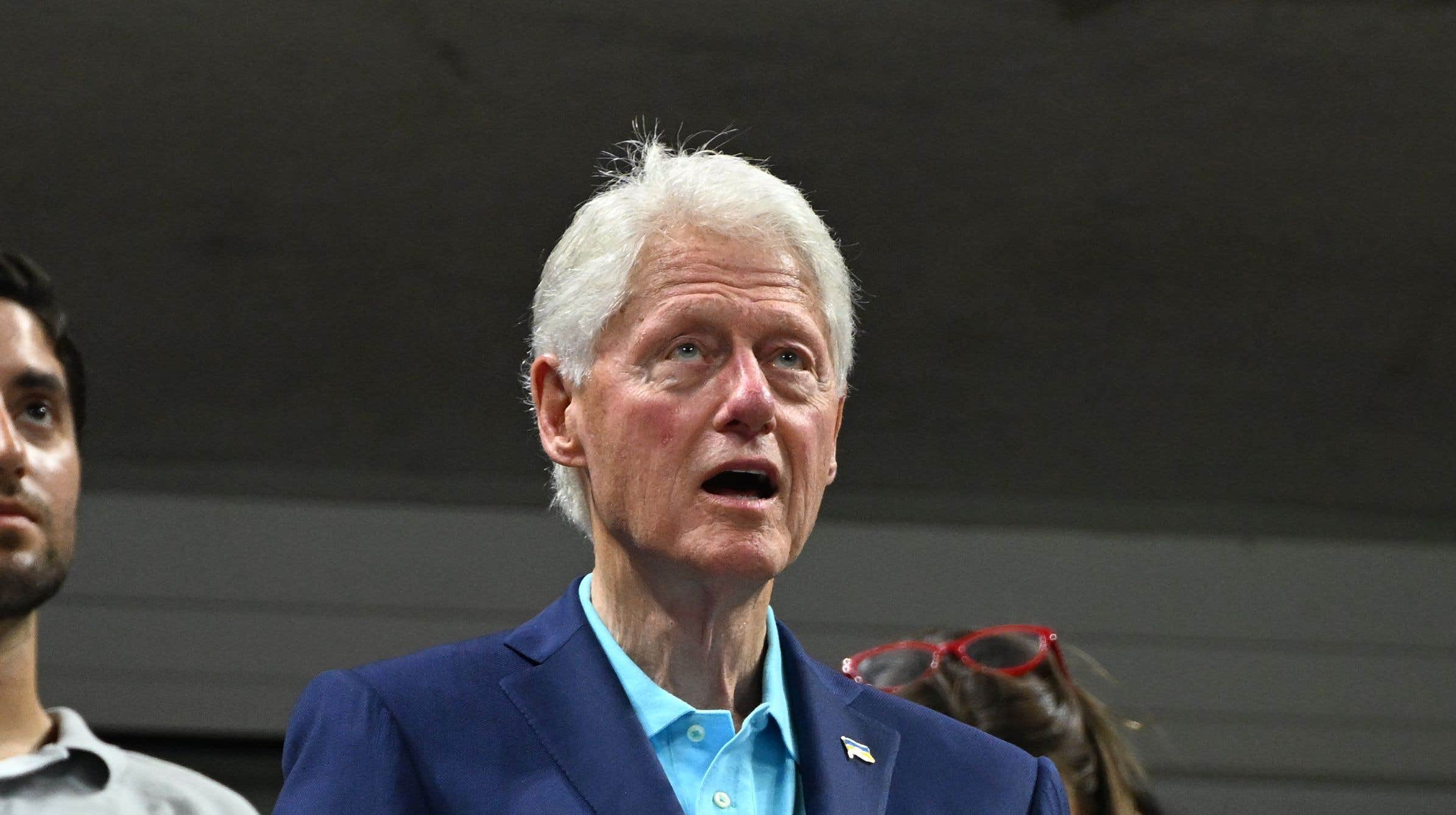 Bill Clinton förd till sjukhus