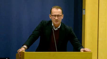 SD-ledamoten hälsning  i talarstolen: ”God segerjul”