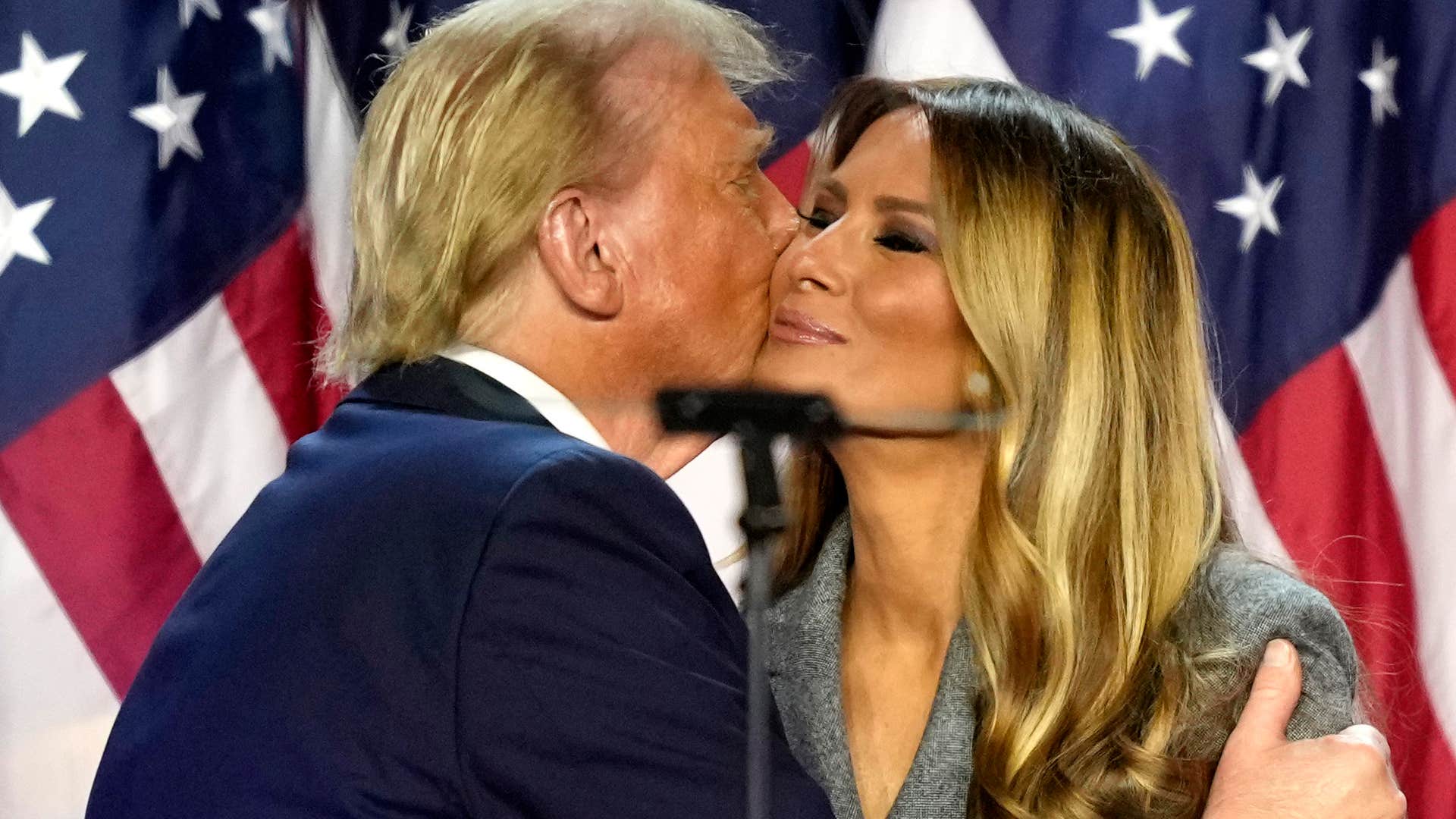 Segerkyssen på scen –  intima orden till Melania