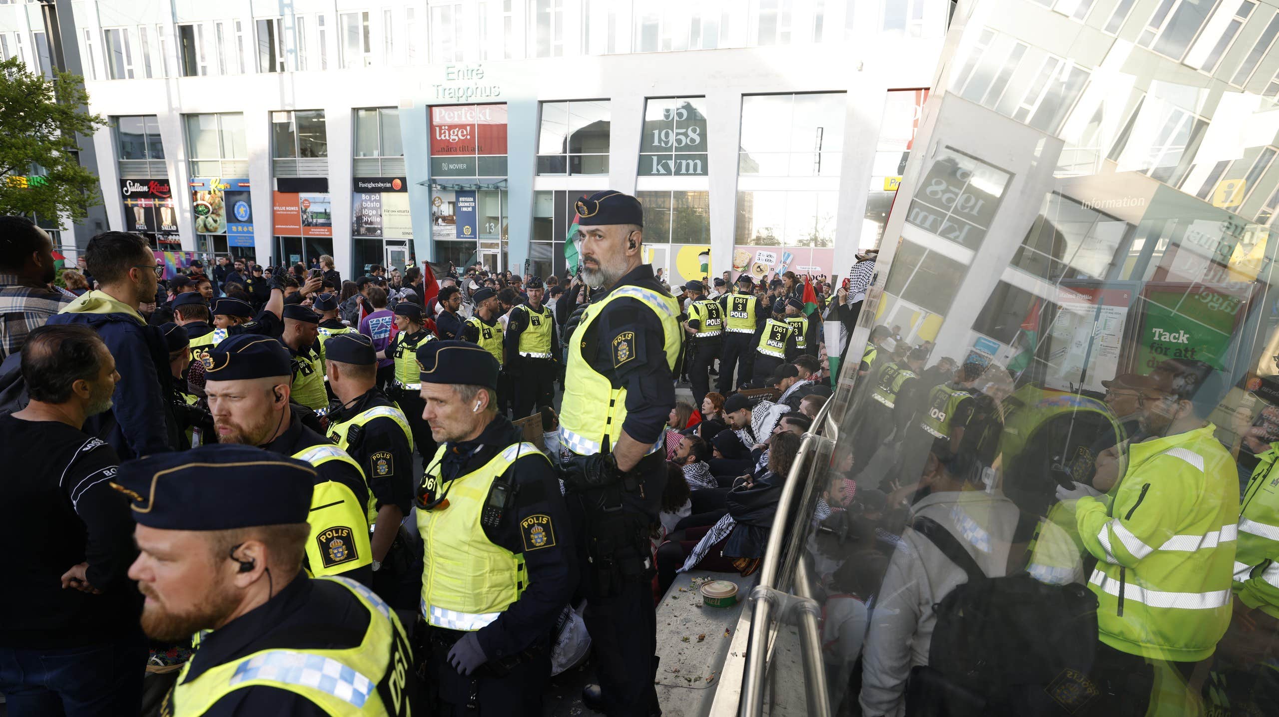 Stök utanför Eurovision i Malmö – demonstranter lyfts bort av polis |  Sverige | Expressen