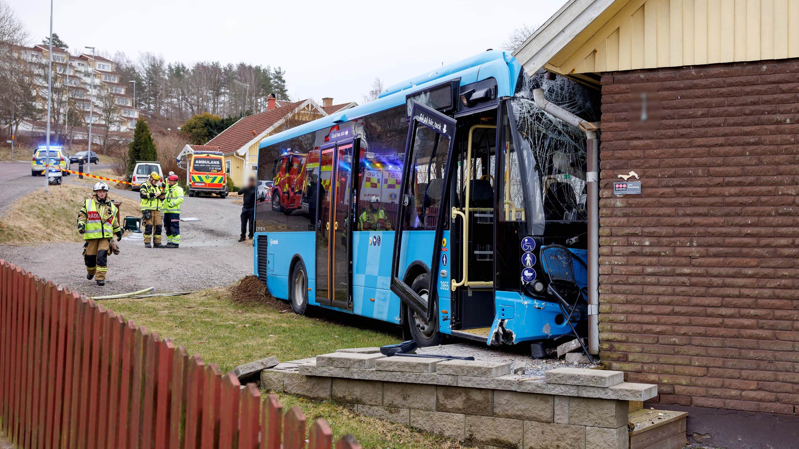 Buss har kört in i villa i Ale kommun 