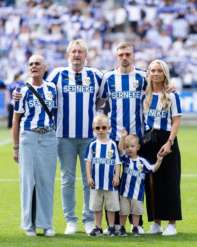 Sebastian Eriksson hyllades – tackades av på Gamla Ullevi | Allsvenskan ...