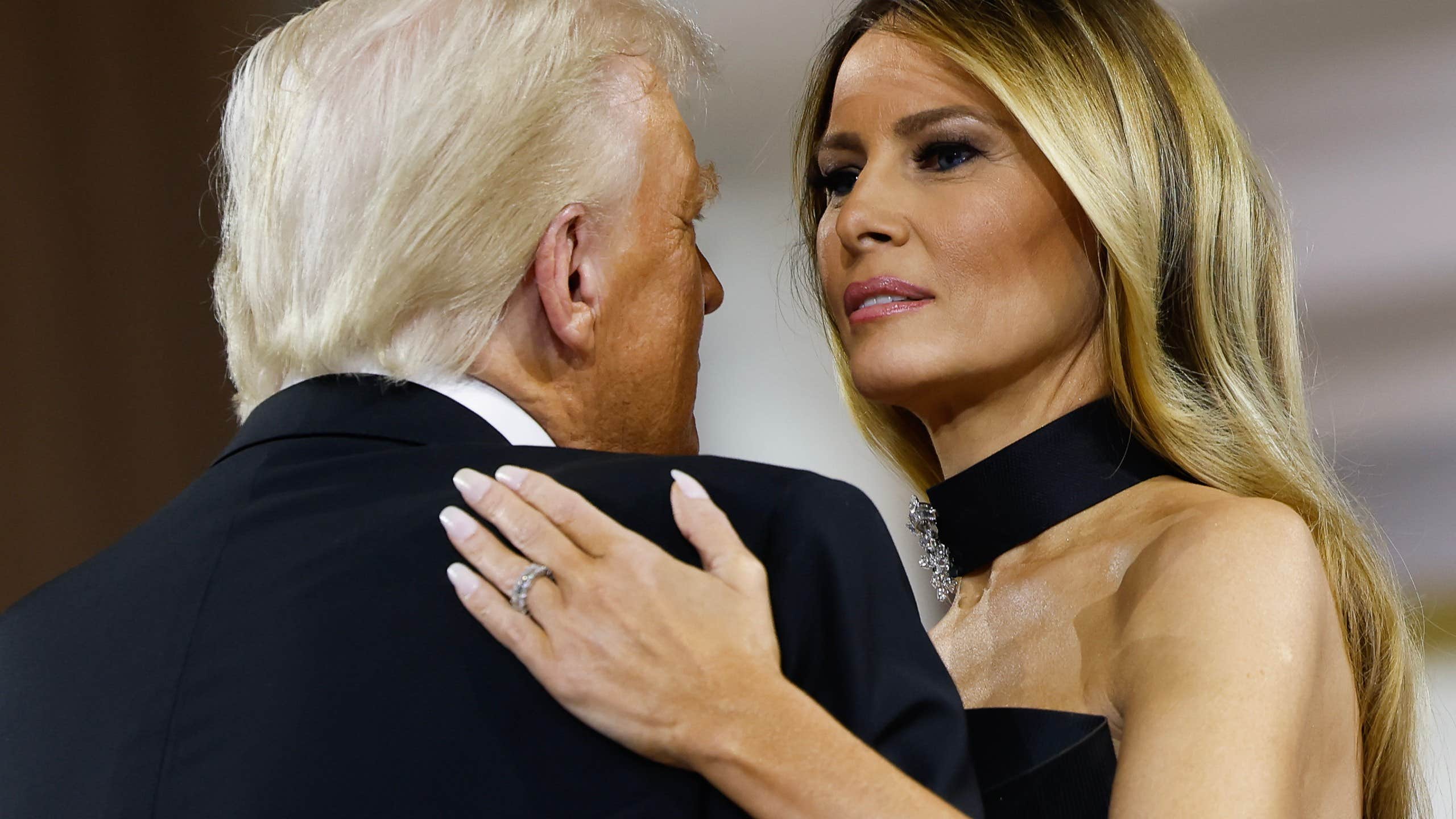 Det viskade Melania till Trump på dansgolvet