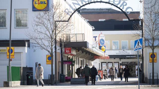 Avhopp på bokfestival i Rinkeby – när Kristersson deltar | Sverige ...