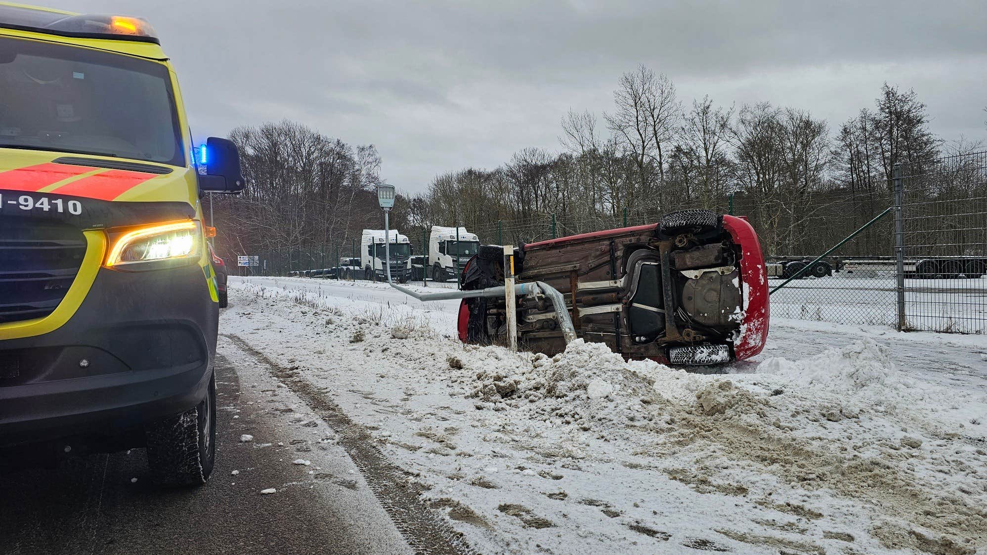 Bil körde av väg i Stenungsund