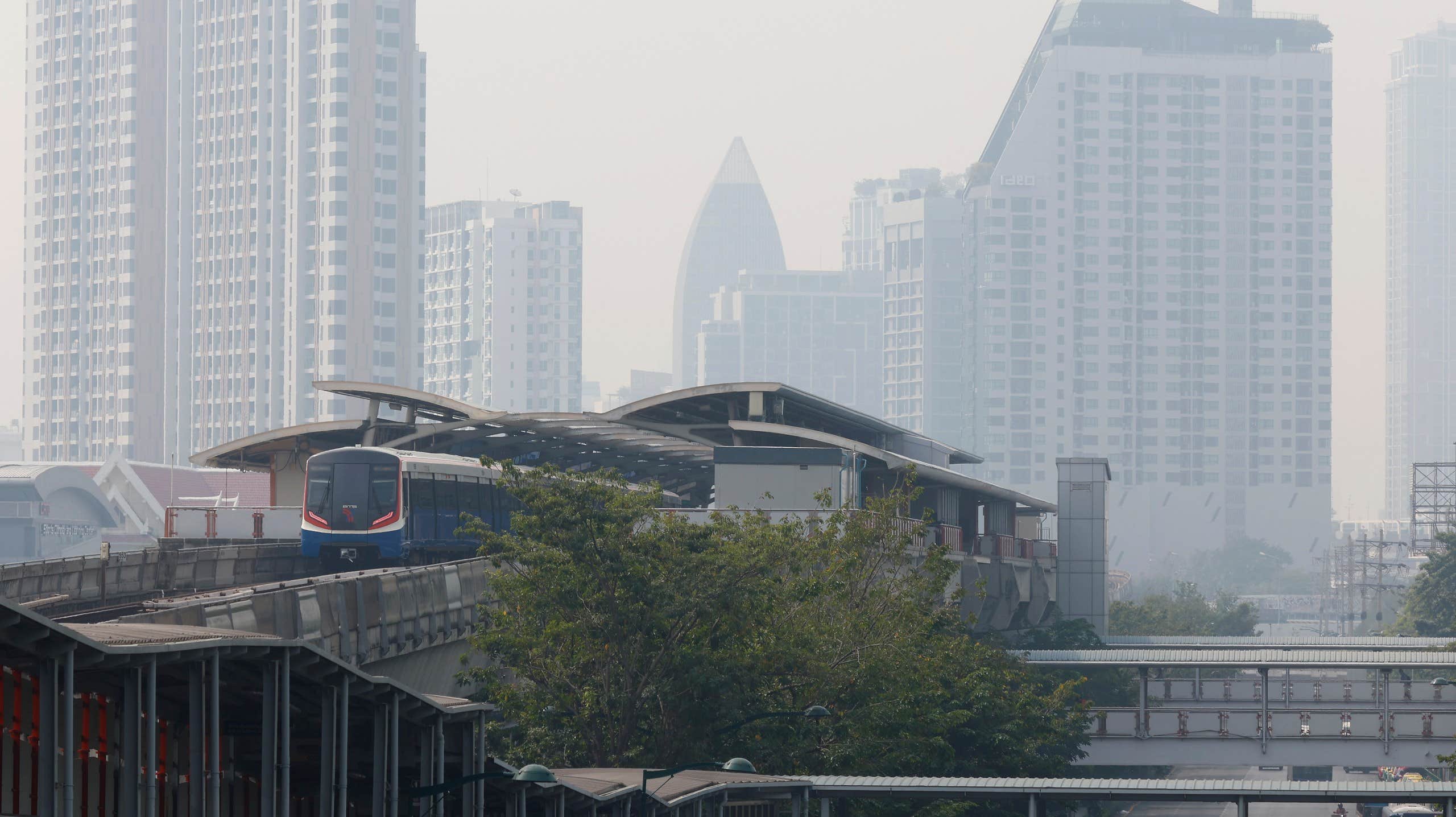 Gratis kollektivtrafik i smogdrabbade Bangkok