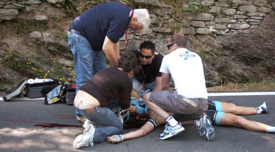 Il ciclista è morto dopo una brutta caduta a Girouat Sport