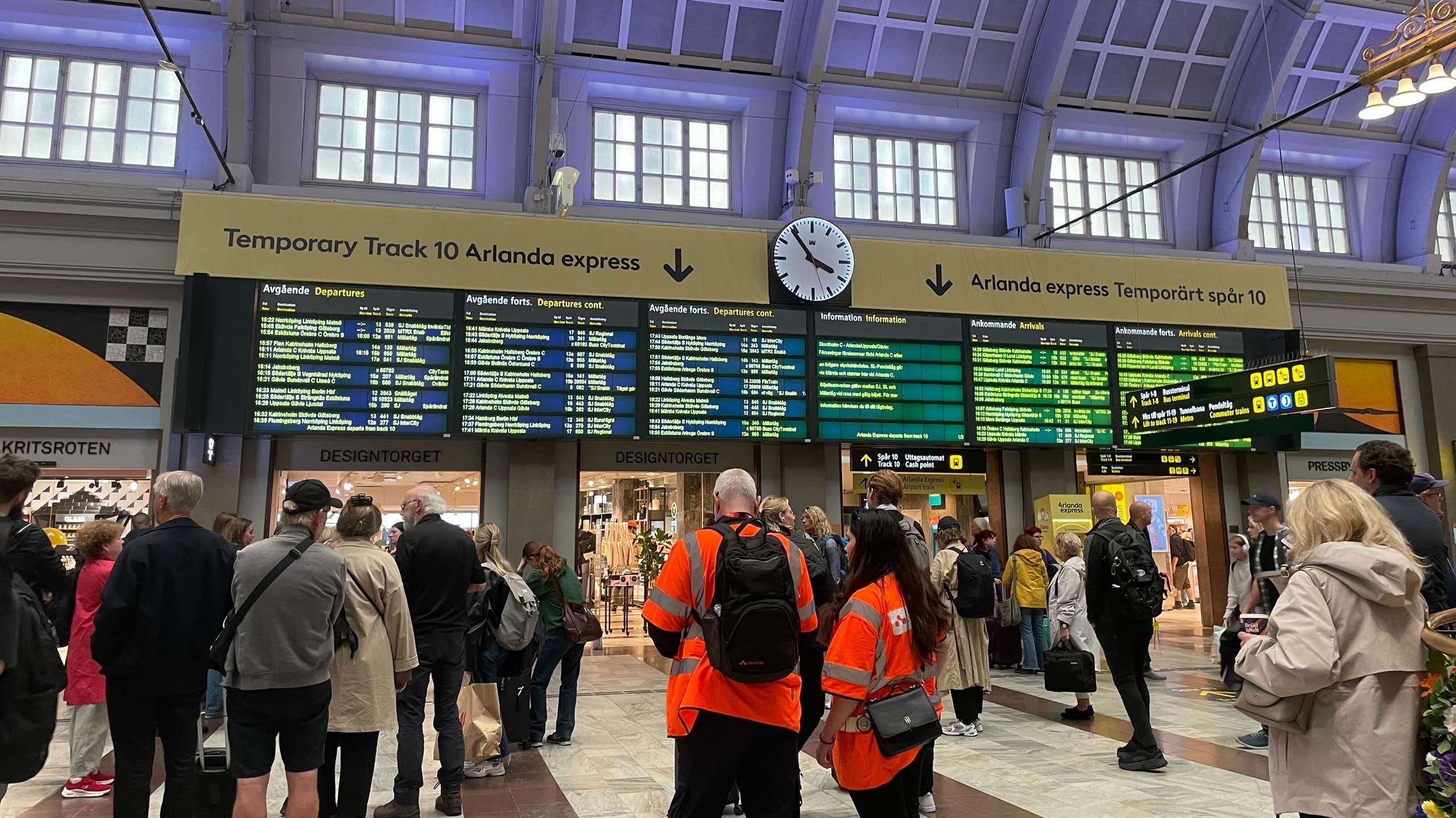 Elfel på Stockholms centralstation – tåg står stilla