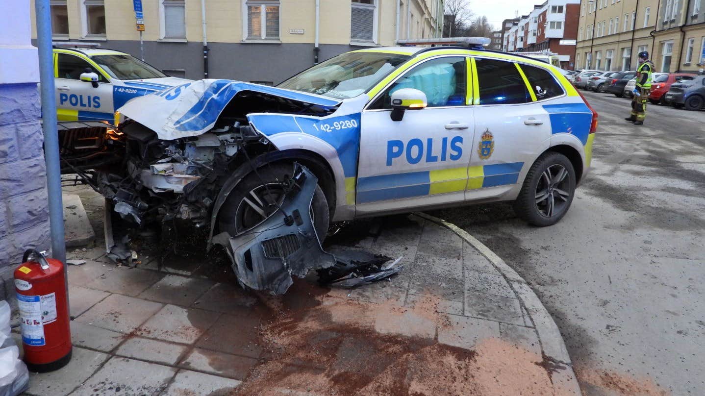 Polisbil har kört in i vägg i Norrköping 